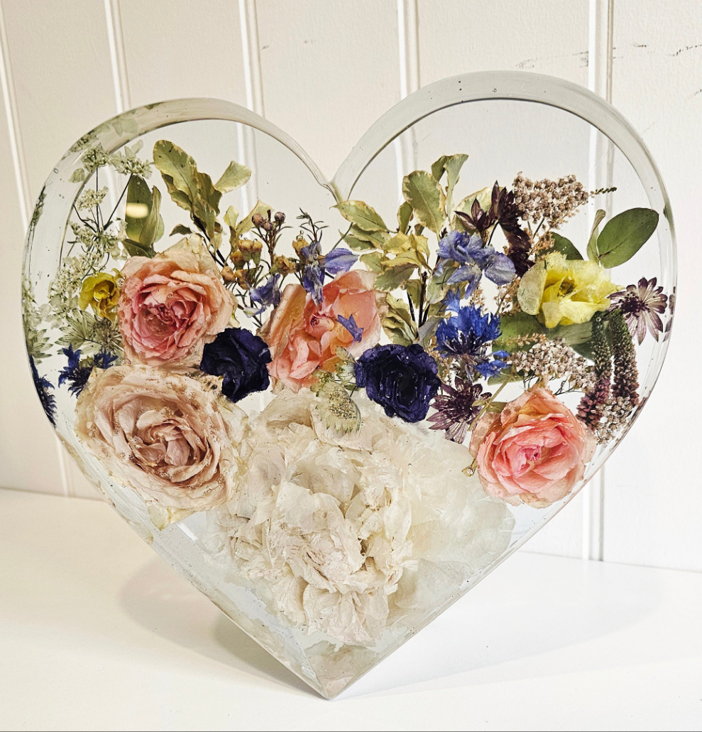 Large resin standing heart flower preservation ornament 